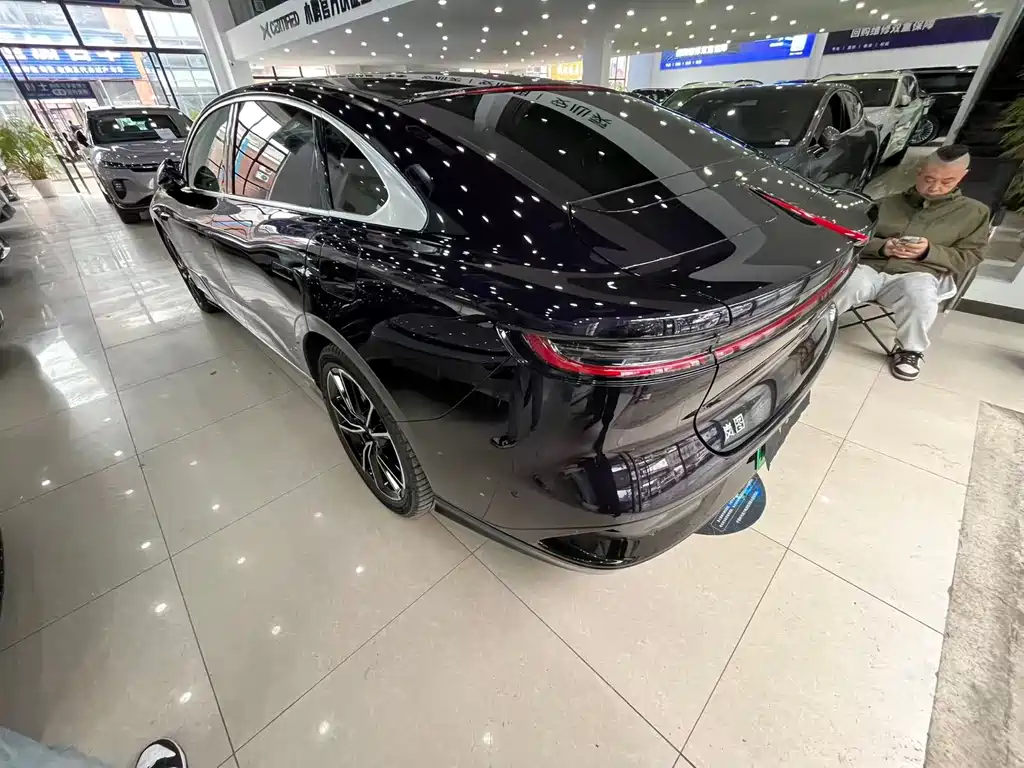 VOYAH LANTU CHASING LIGHT