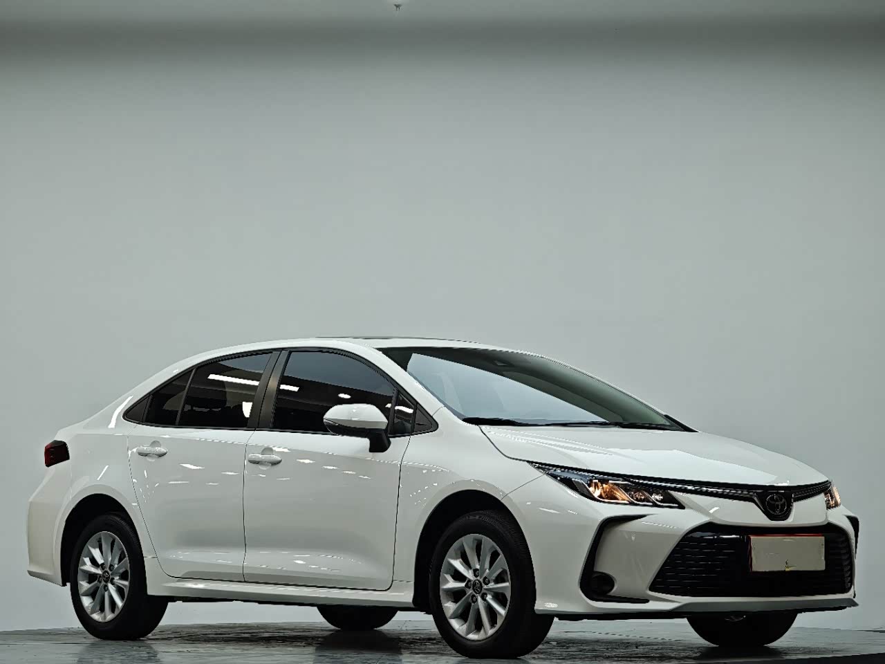 Toyota Corolla 1.2 л 2023 г. Белый, пробег 36700 км