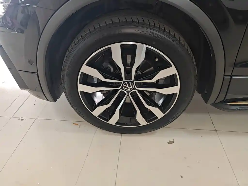 Volkswagen Tiguan L — миниатюра 23