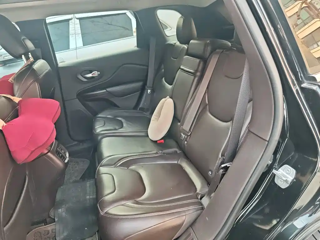 Jeep Cherokee (Import) — миниатюра 15