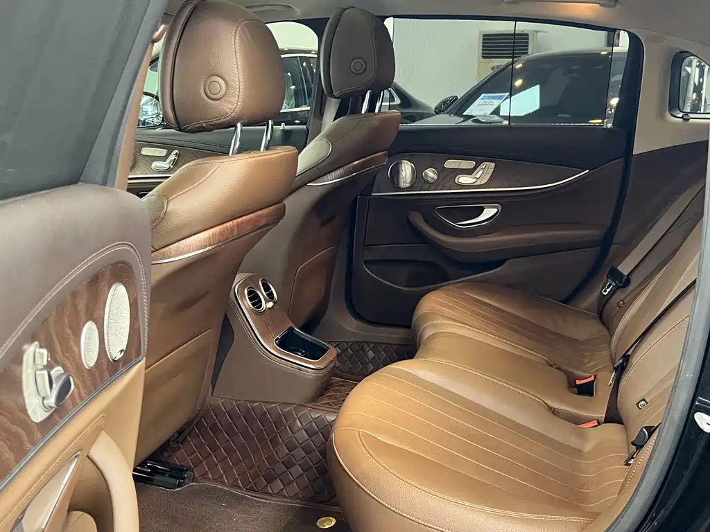 Mercedes-Benz E-Class — миниатюра 7