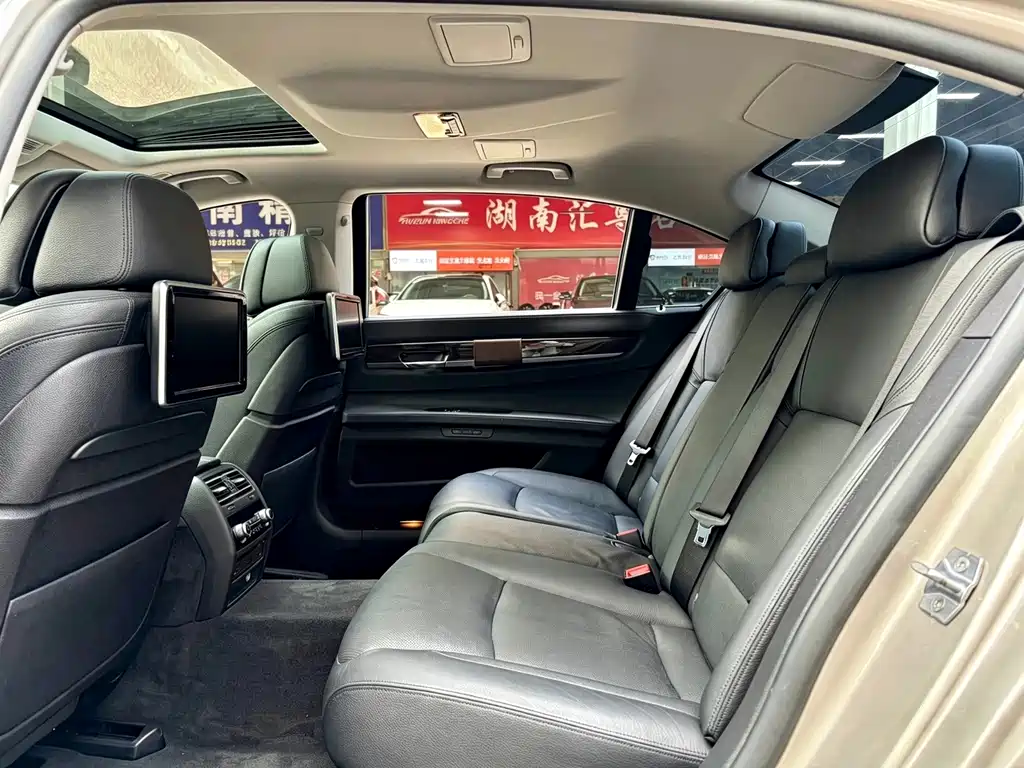 BMW 7 Series — миниатюра 10