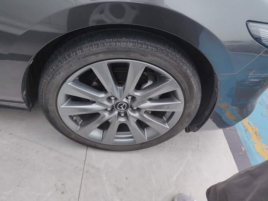 Mazda Mazda3 Axela 2.0 л 2022 г. Серебристо-серый, пробег 47800 км