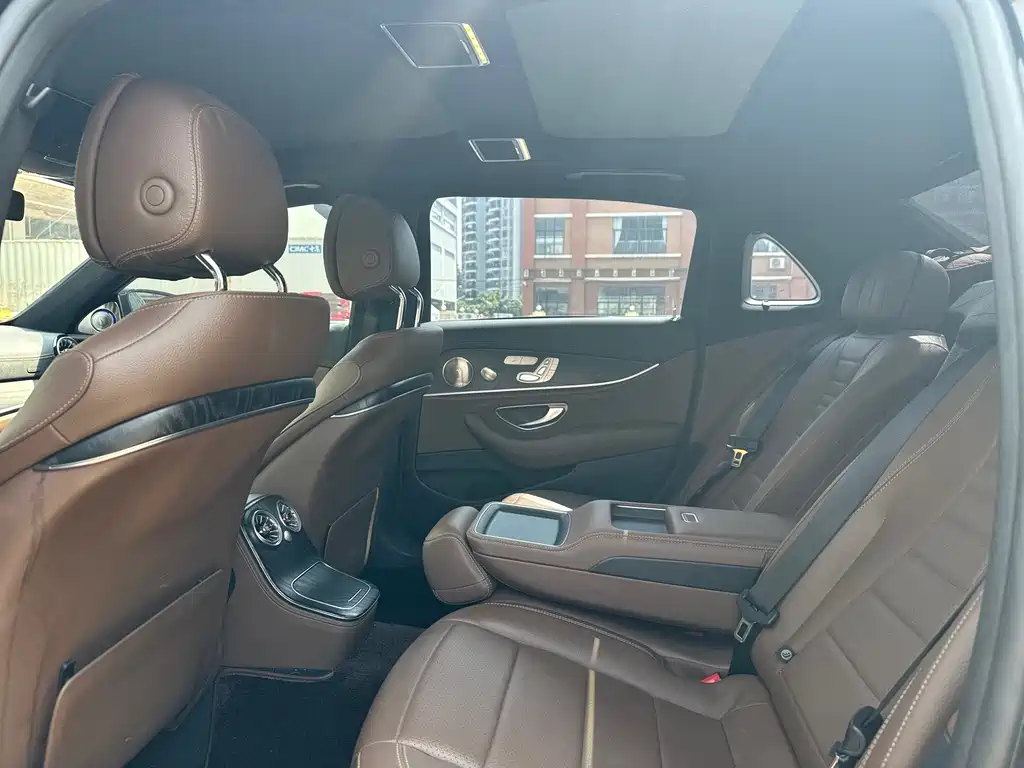 Mercedes-Benz E-Class — миниатюра 9