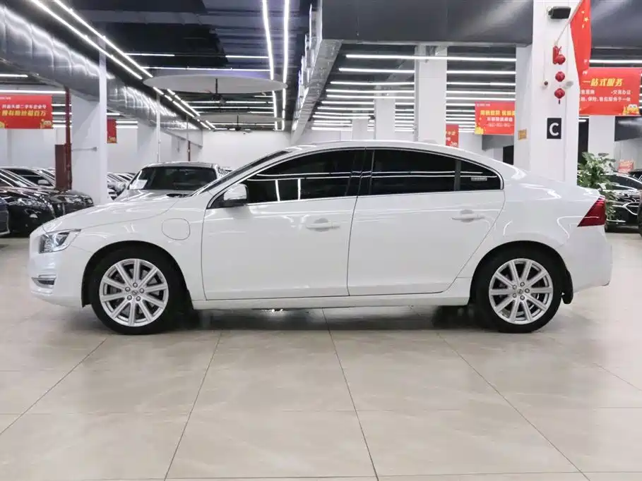 Volvo S60 PHEV — миниатюра 3