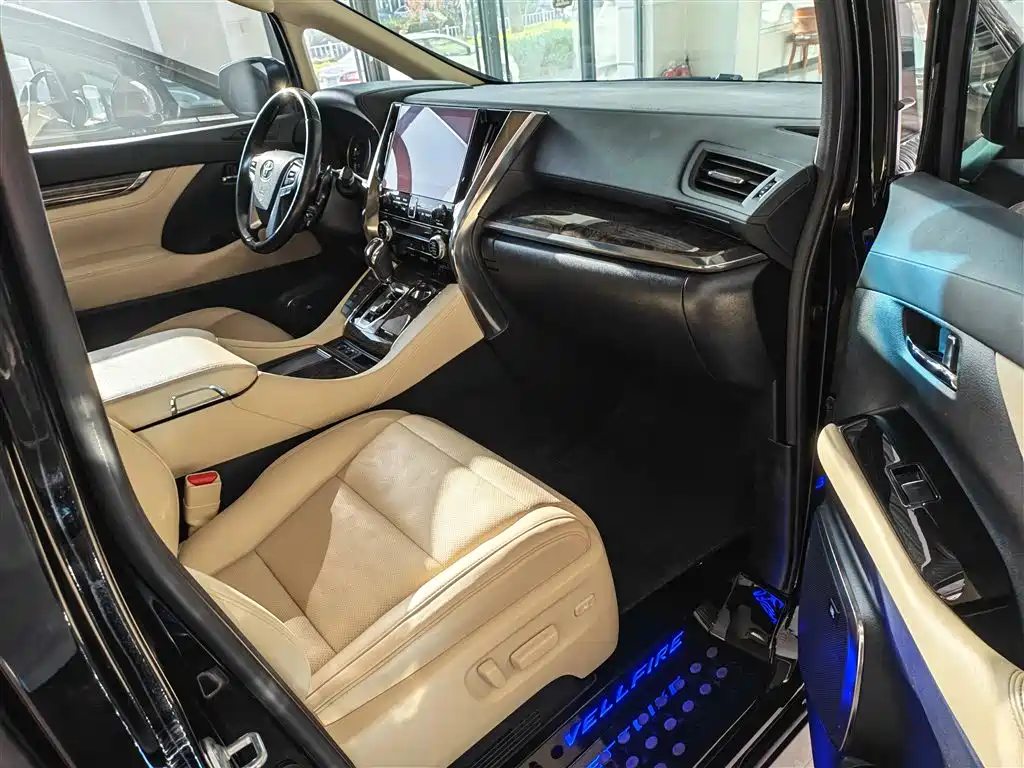 Toyota Vellfire 2021 2.5L HV Luxury