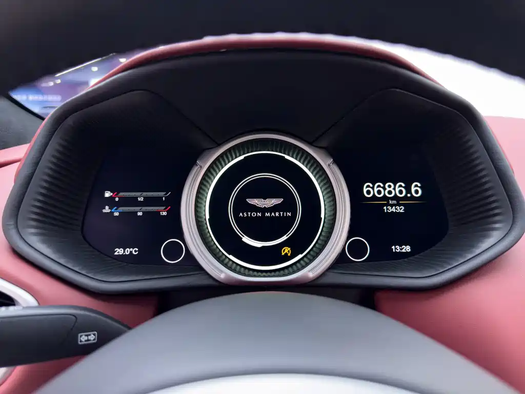 Aston Martin DB11 — миниатюра 19