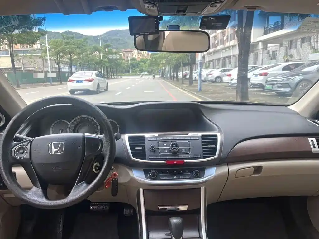 Honda Accord — миниатюра 7