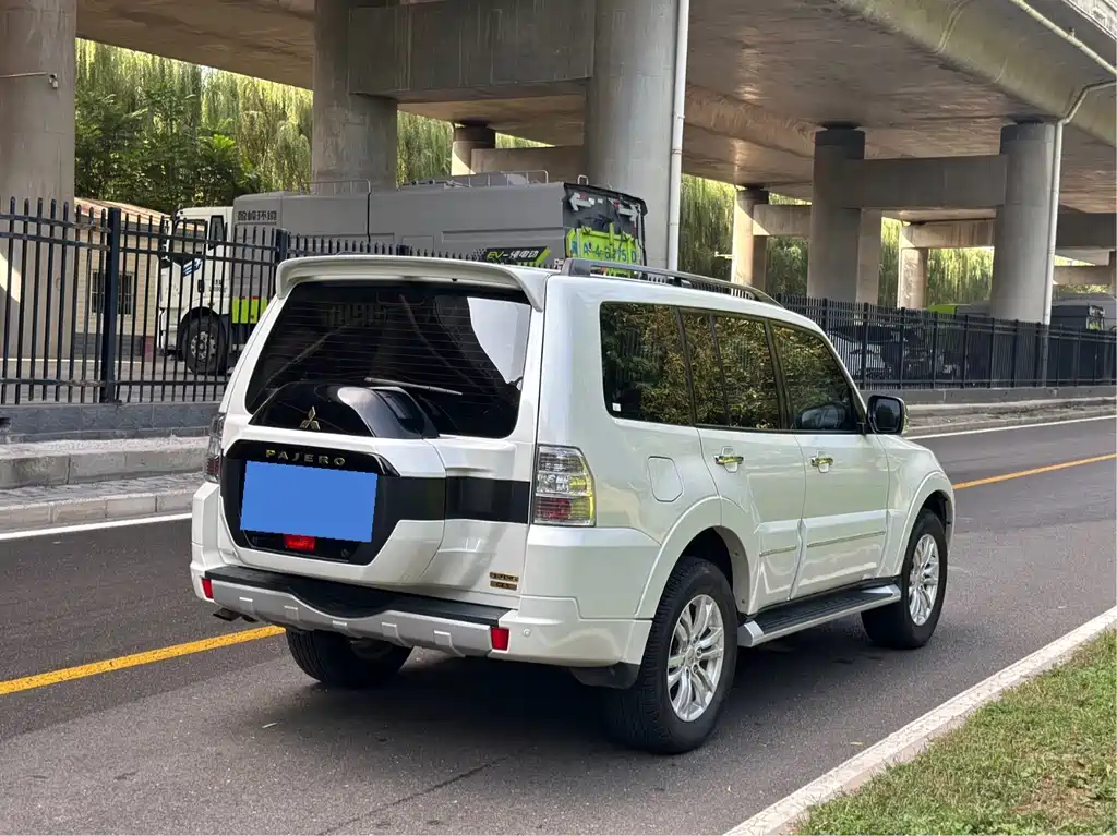 Mitsubishi Pajero (Import) — миниатюра 5