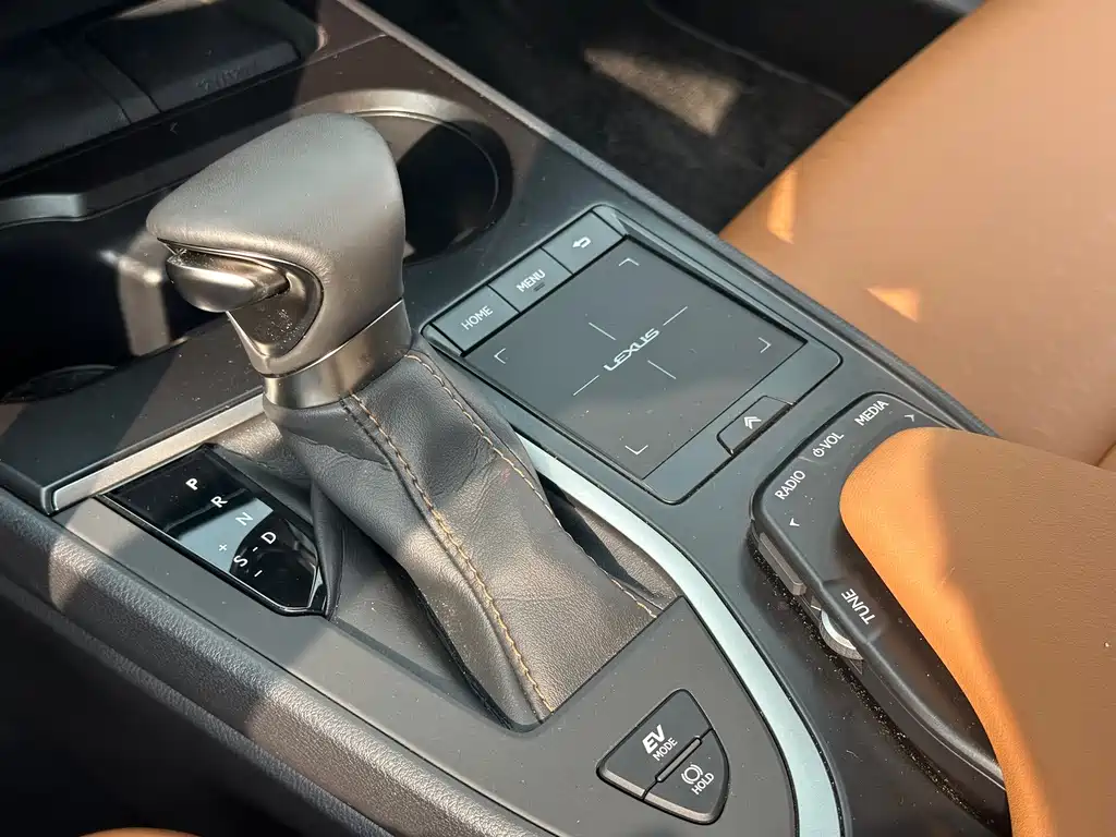 Lexus UX — миниатюра 11