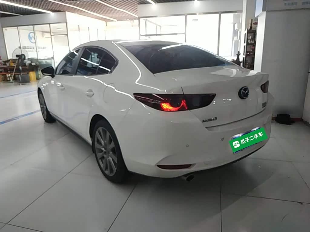 Mazda Mazda3 Axela 2.0 л 2023 г. Белый, пробег 42699 км