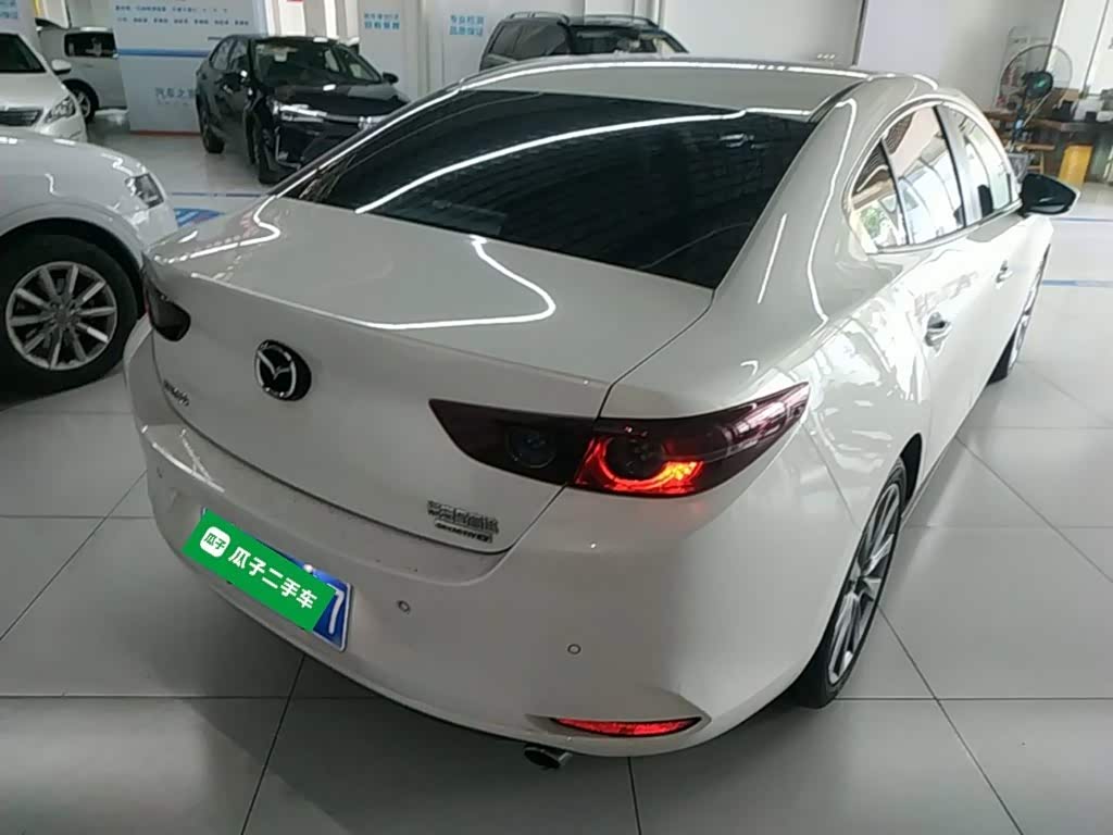Mazda Mazda3 Axela 2.0 л 2023 г. Белый, пробег 42699 км
