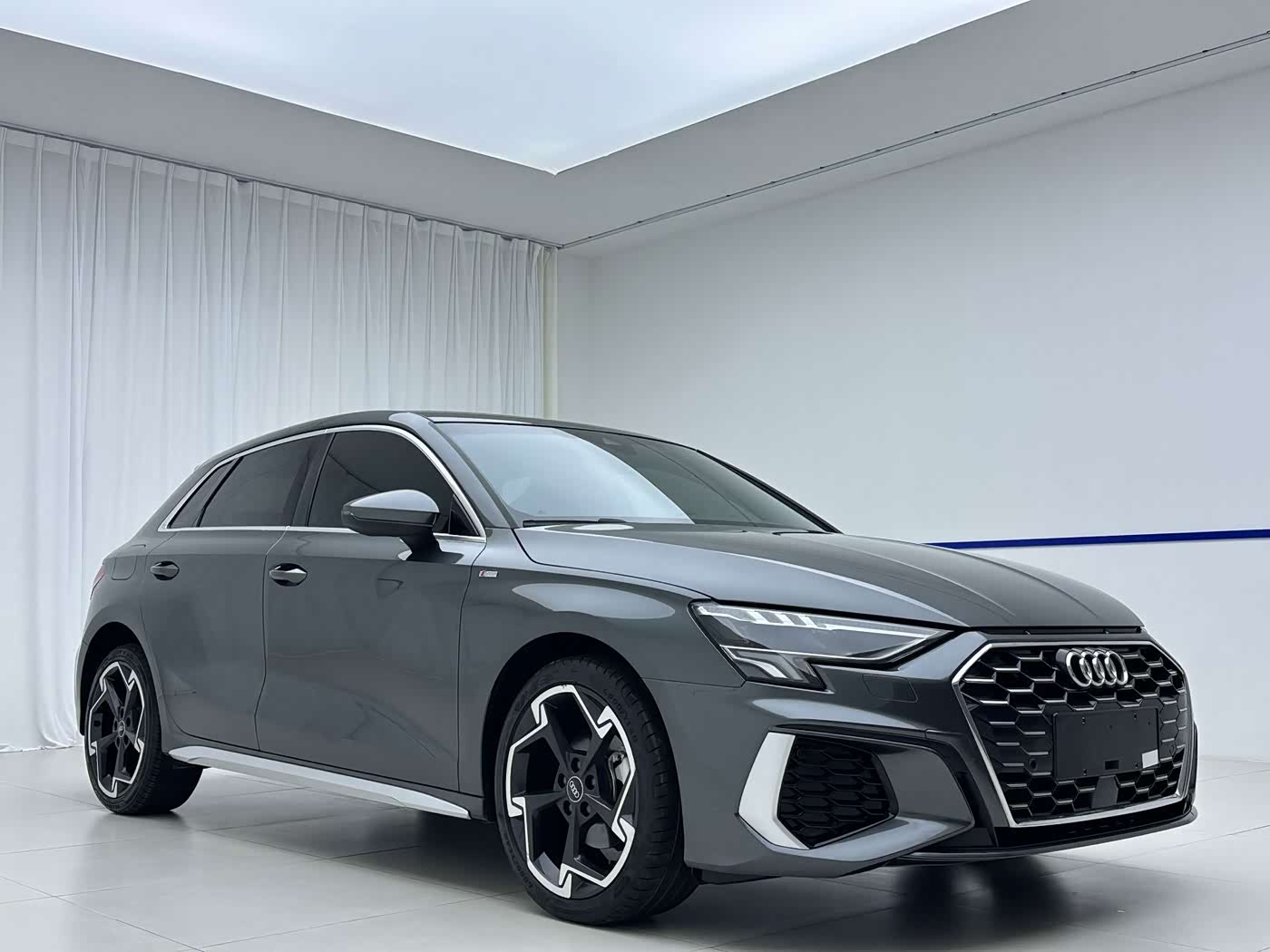 Audi A3 1.4 л 2023 г. Серебристо-серый, пробег 22000 км