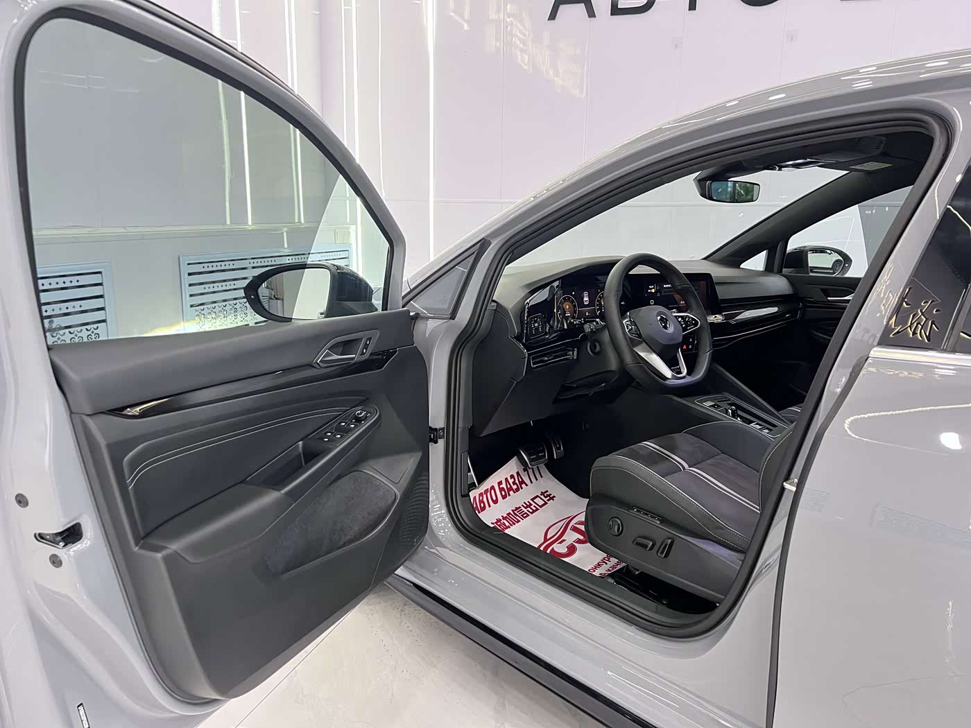 Volkswagen Golf 1.4 л 2023 г. Серебристо-серый, пробег 9000 км
