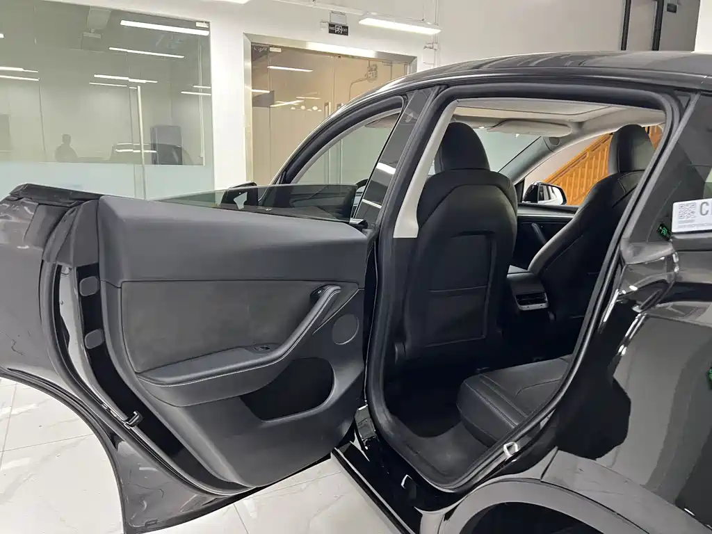 Tesla Model Y — миниатюра 13