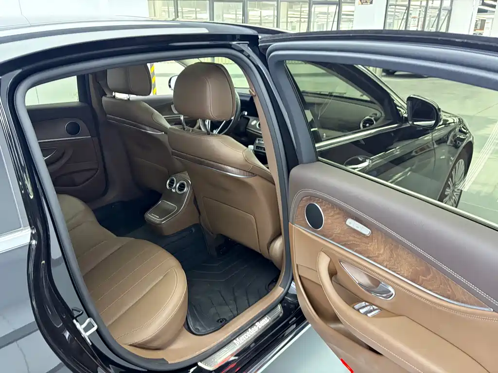 Mercedes-Benz E-Class — миниатюра 7