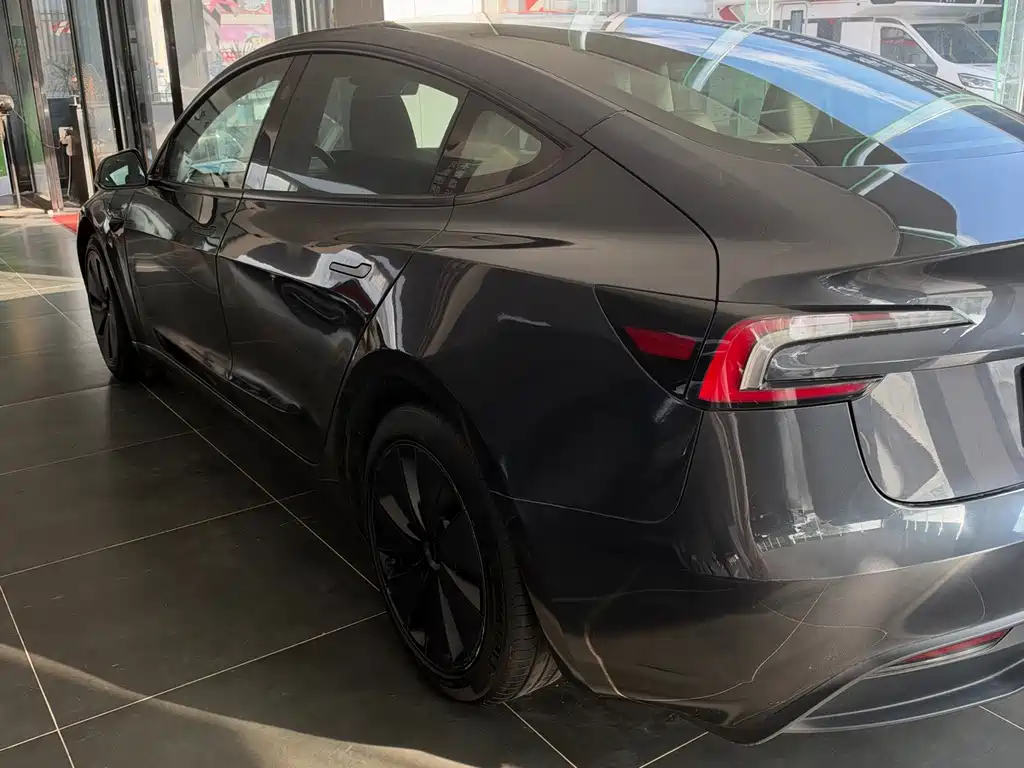 Tesla Model 3 — миниатюра 4
