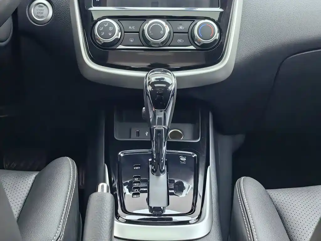 Nissan Tiida — миниатюра 13