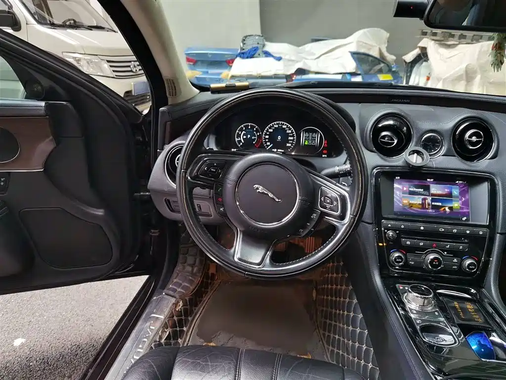 JAGUAR  XJ
