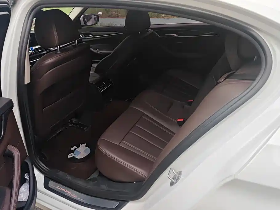 BMW 5 Series — миниатюра 11