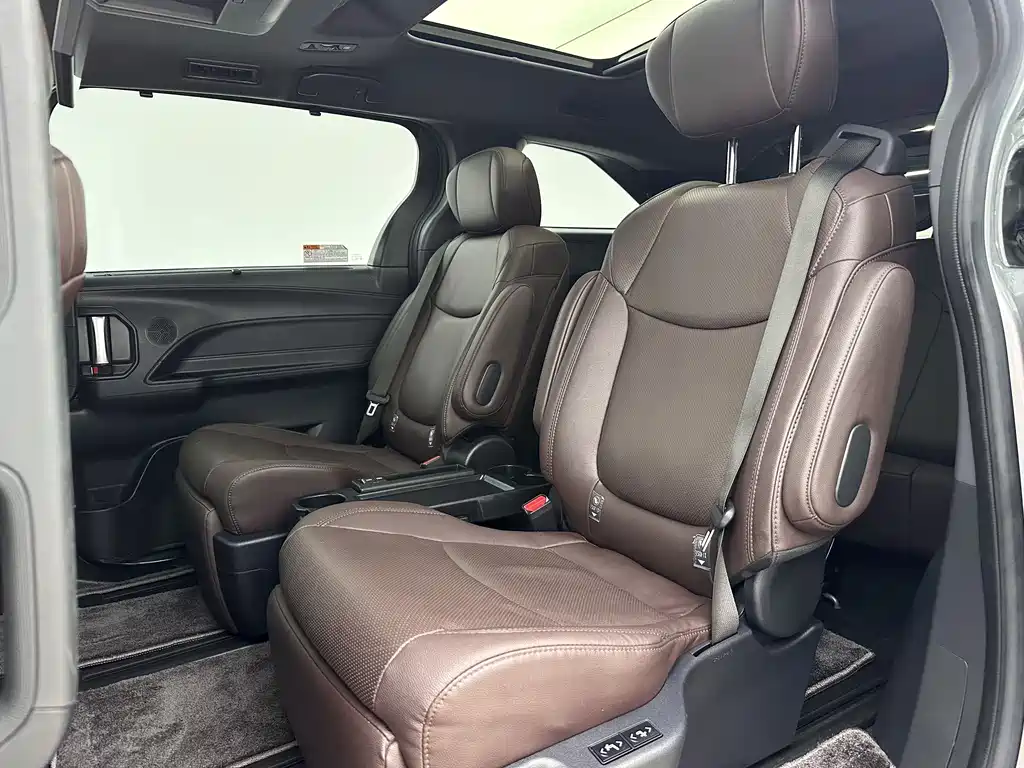 Toyota Sienna — миниатюра 7