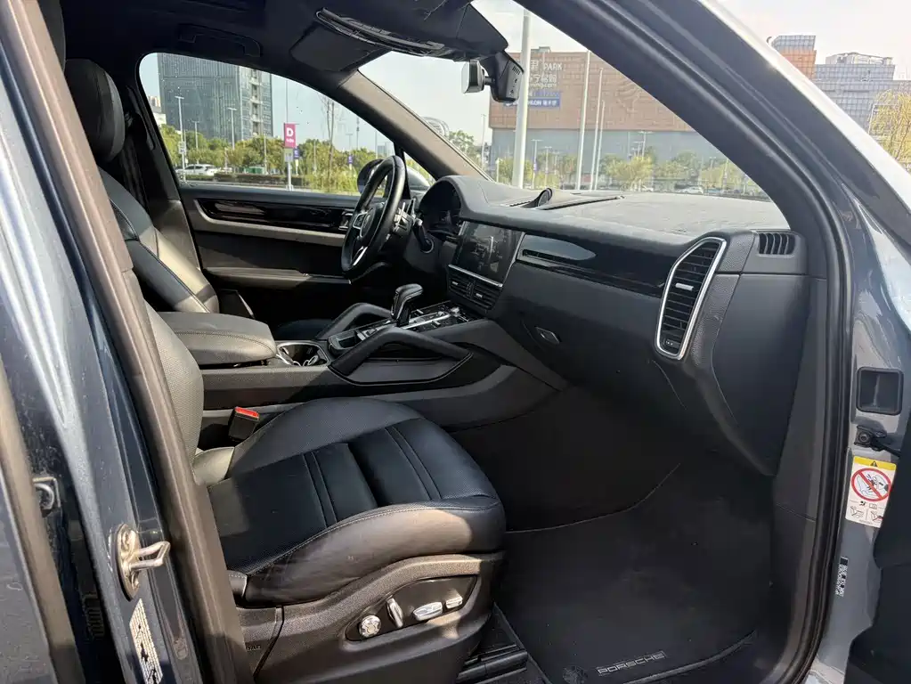 Porsche Cayenne — миниатюра 12