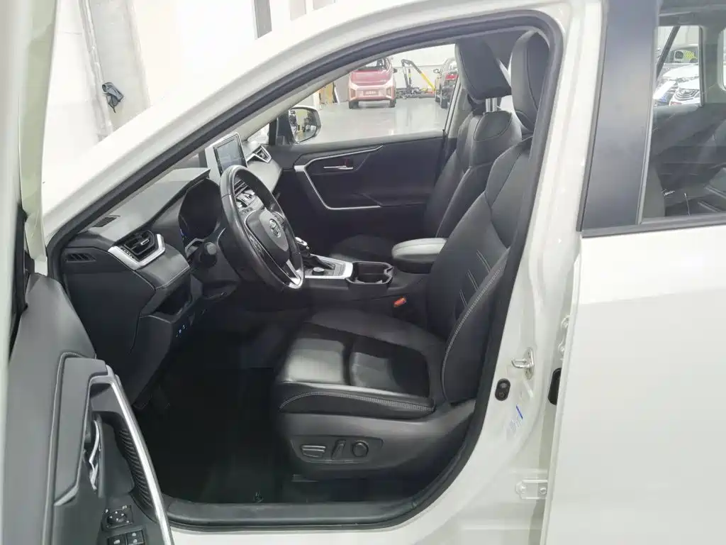 Toyota RAV4 — миниатюра 10
