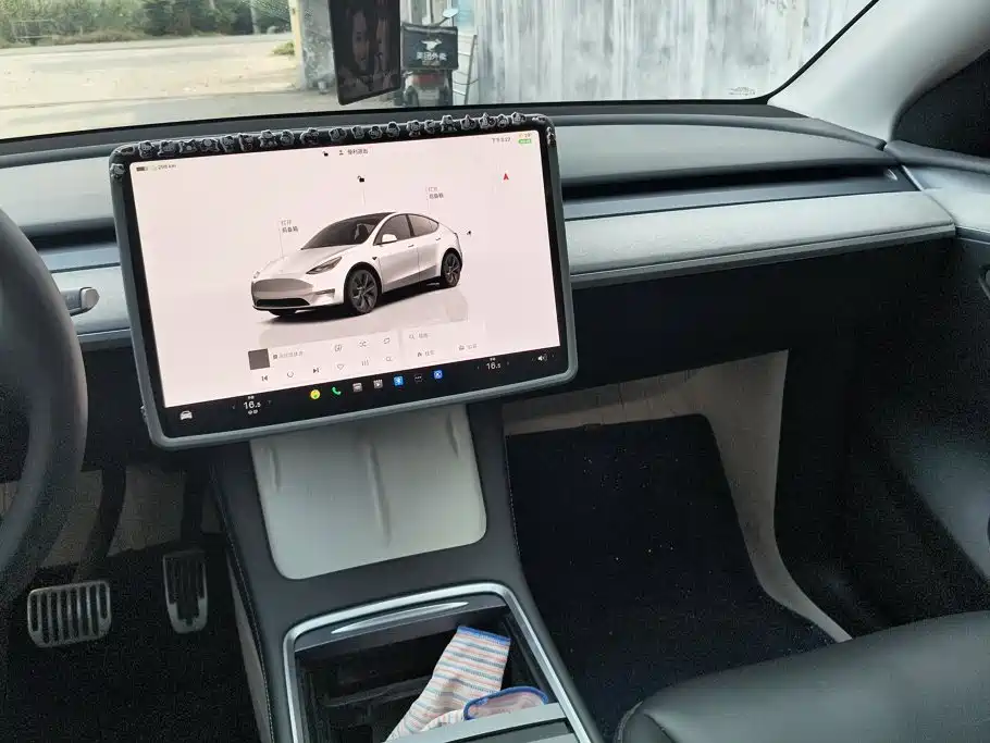 Tesla Model Y — миниатюра 13