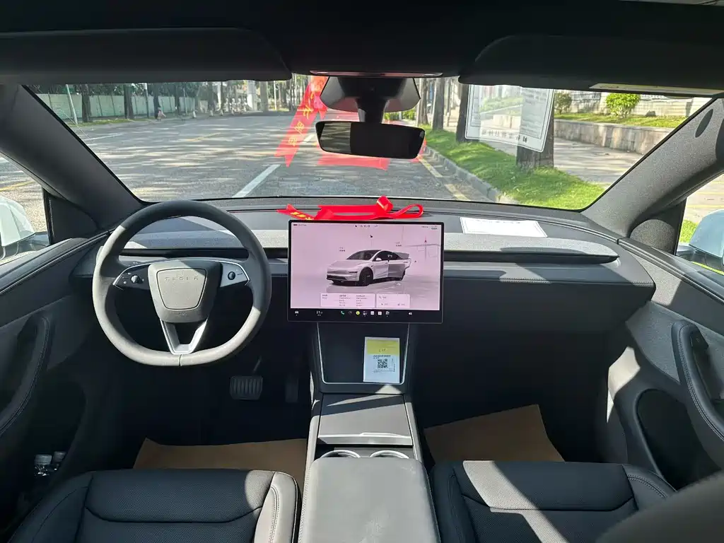 Tesla Model Y — миниатюра 6