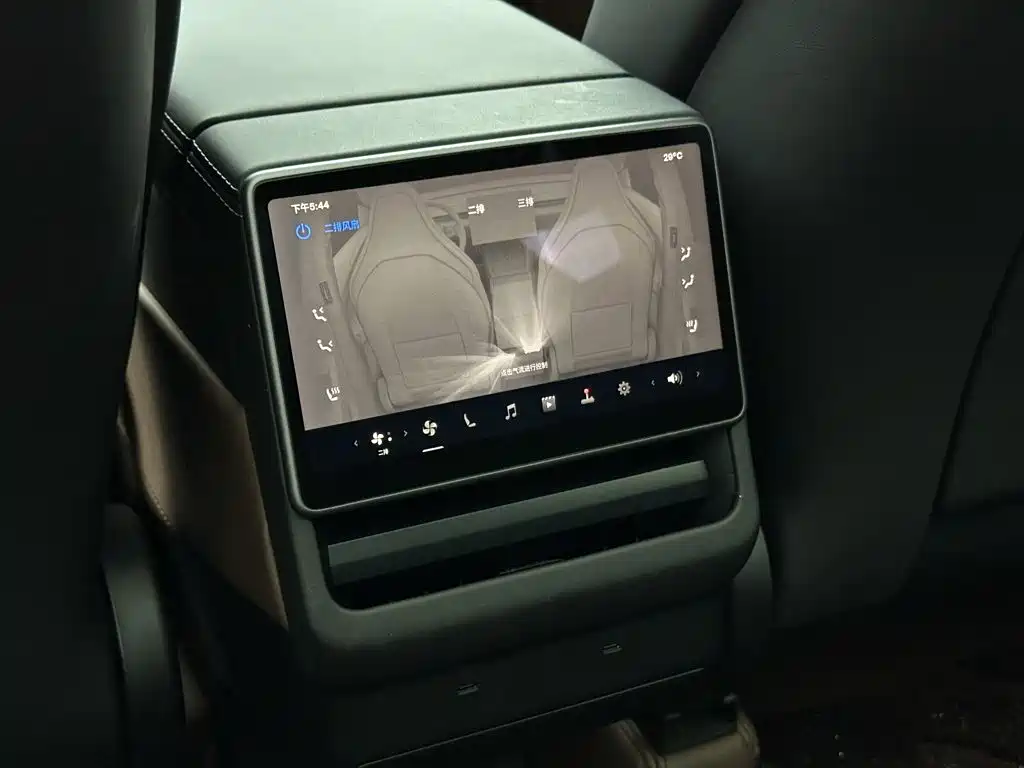 Tesla Model Y L — миниатюра 17