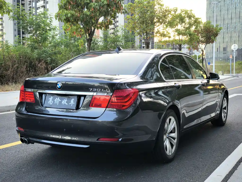 BMW 7 Series — миниатюра 6
