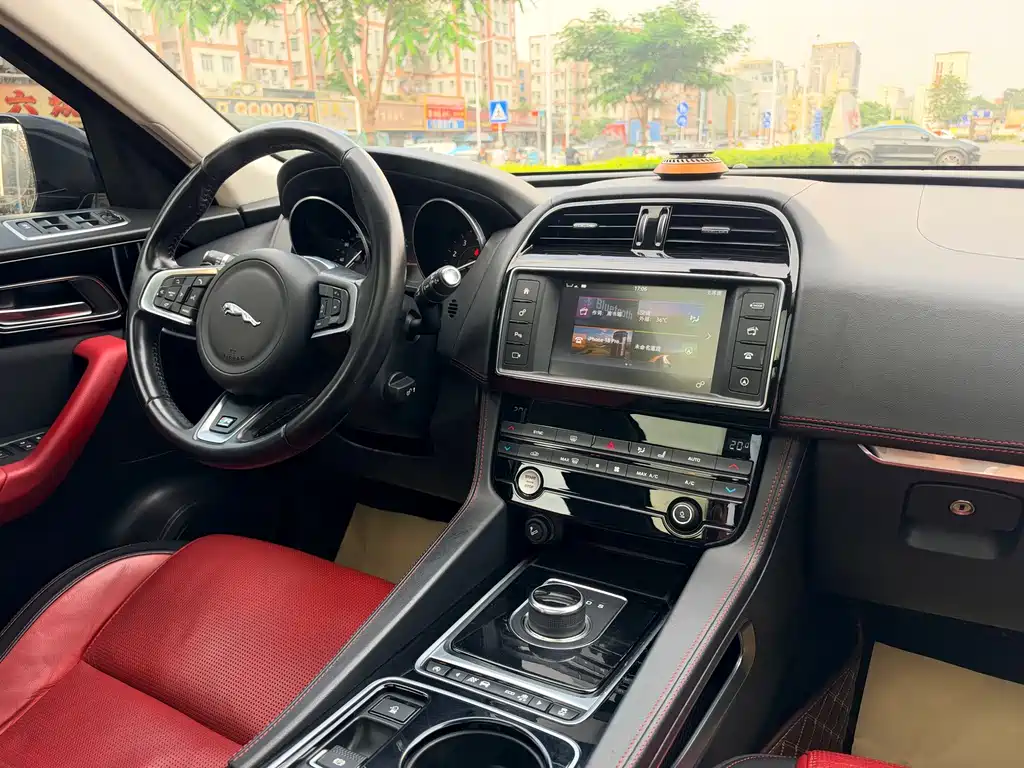 Jaguar F-PACE — миниатюра 17
