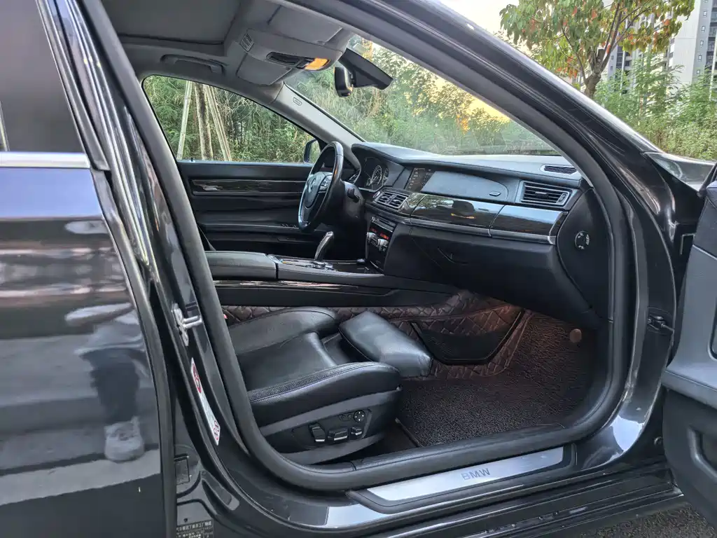 BMW 7 Series — миниатюра 21