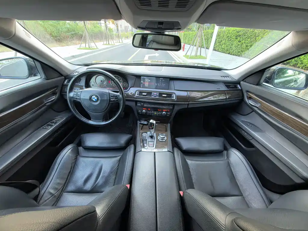 BMW 7 Series — миниатюра 16