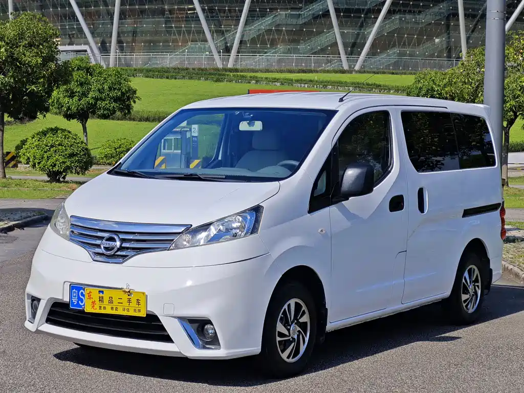 Купить Nissan NV200