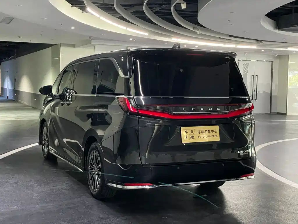 LEXUS LM