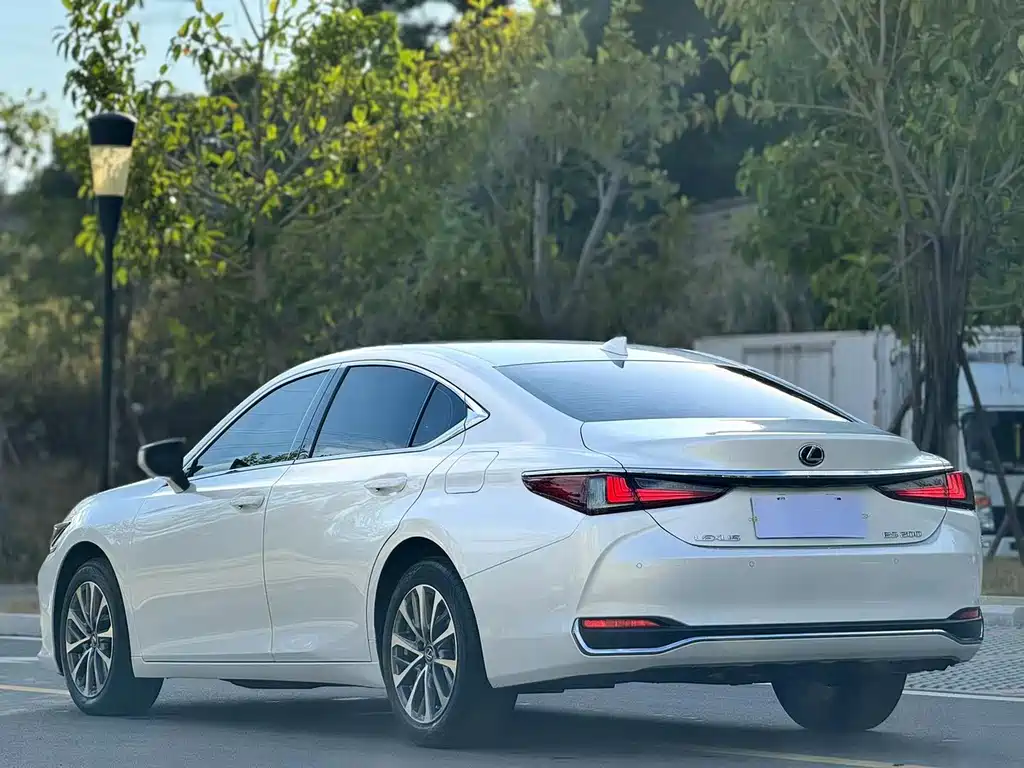Lexus ES — миниатюра 9