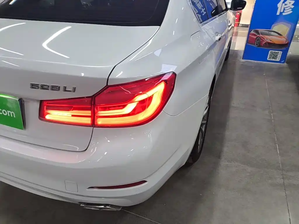 BMW 5 Series — миниатюра 8