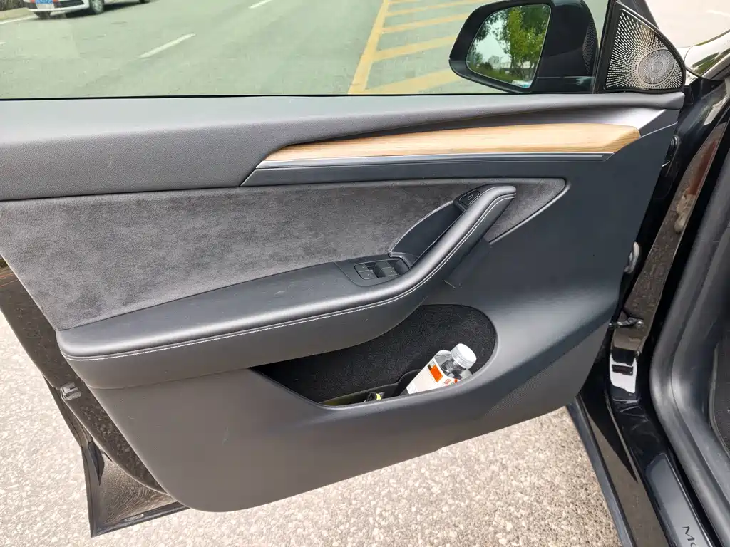 Tesla Model Y — миниатюра 9