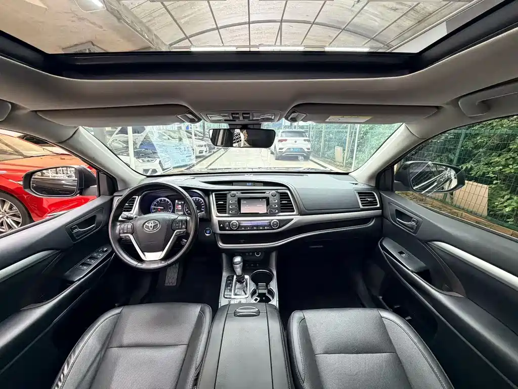 Toyota Highlander 2018 2.0T Luxury 7 мест V