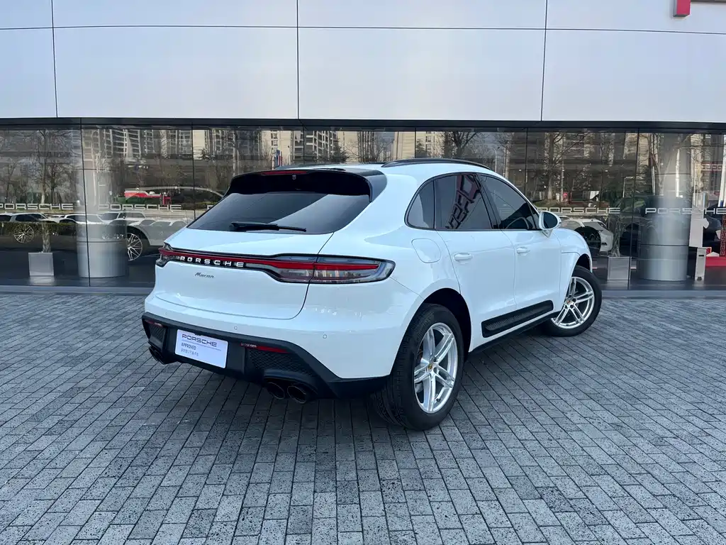 PORSCHE MACAN