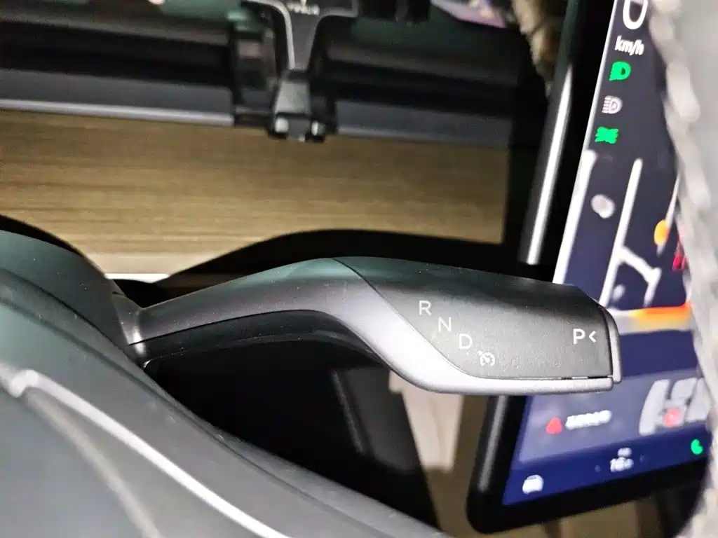 Tesla Model Y — миниатюра 10