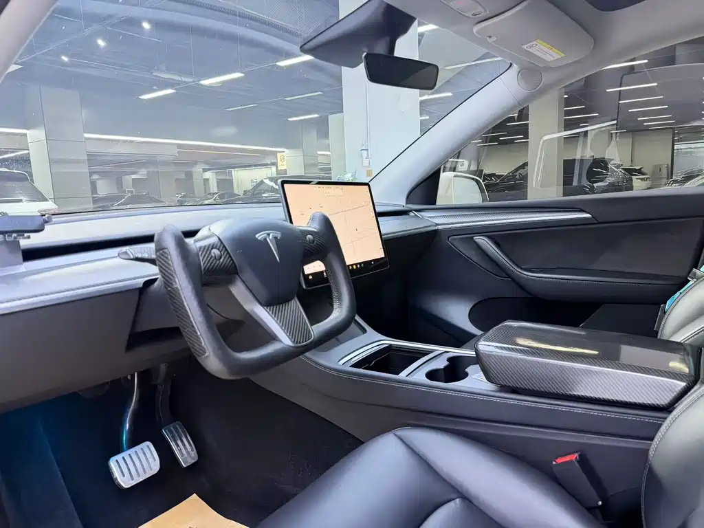 Tesla Model Y — миниатюра 6