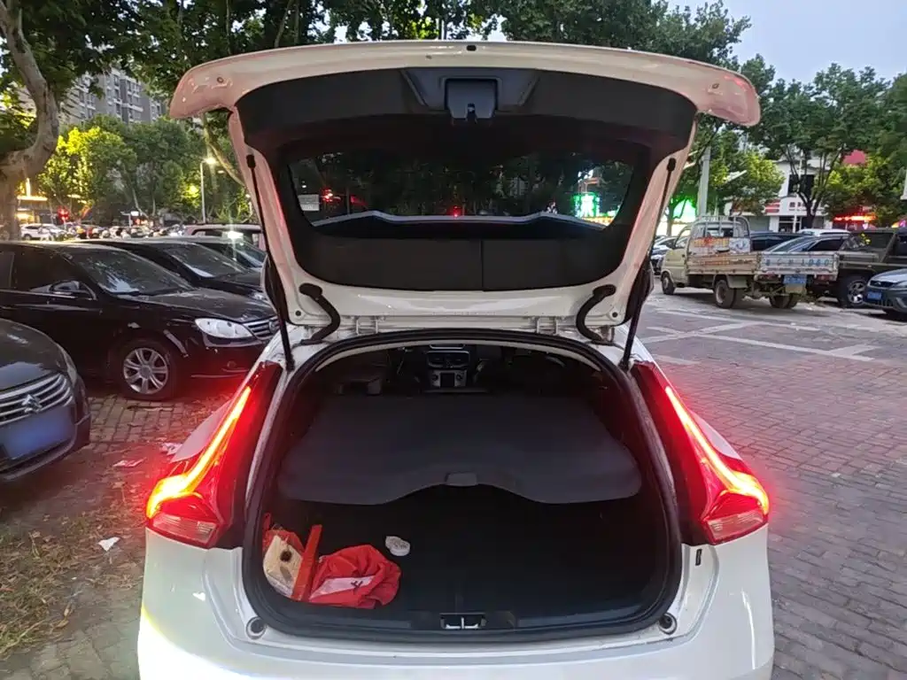 Volvo V40 — миниатюра 19