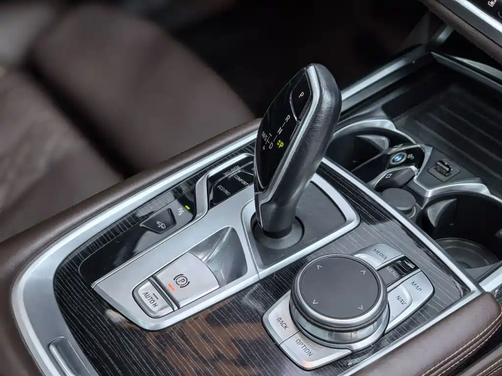 BMW 7 Series — миниатюра 21