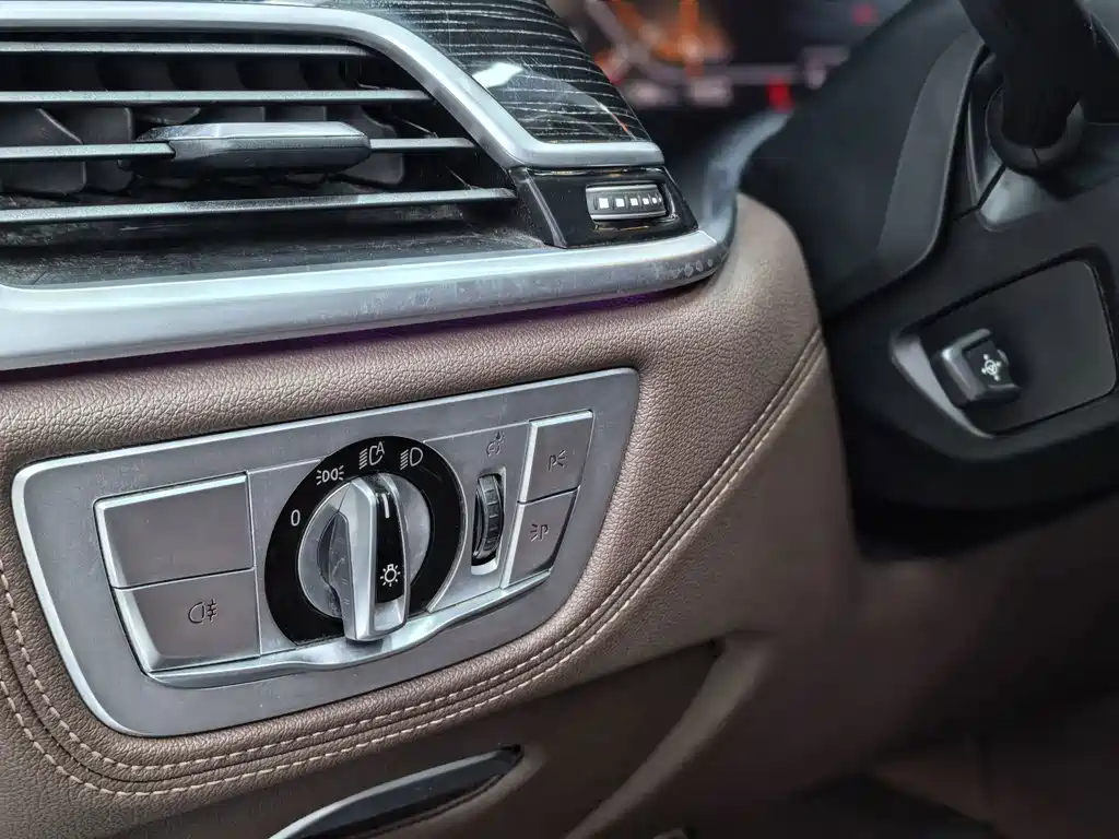 BMW 7 Series — миниатюра 17