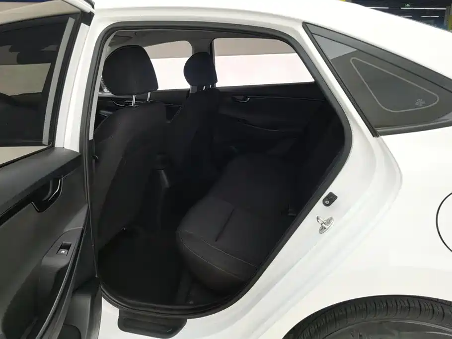 Hyundai Elantra — миниатюра 11