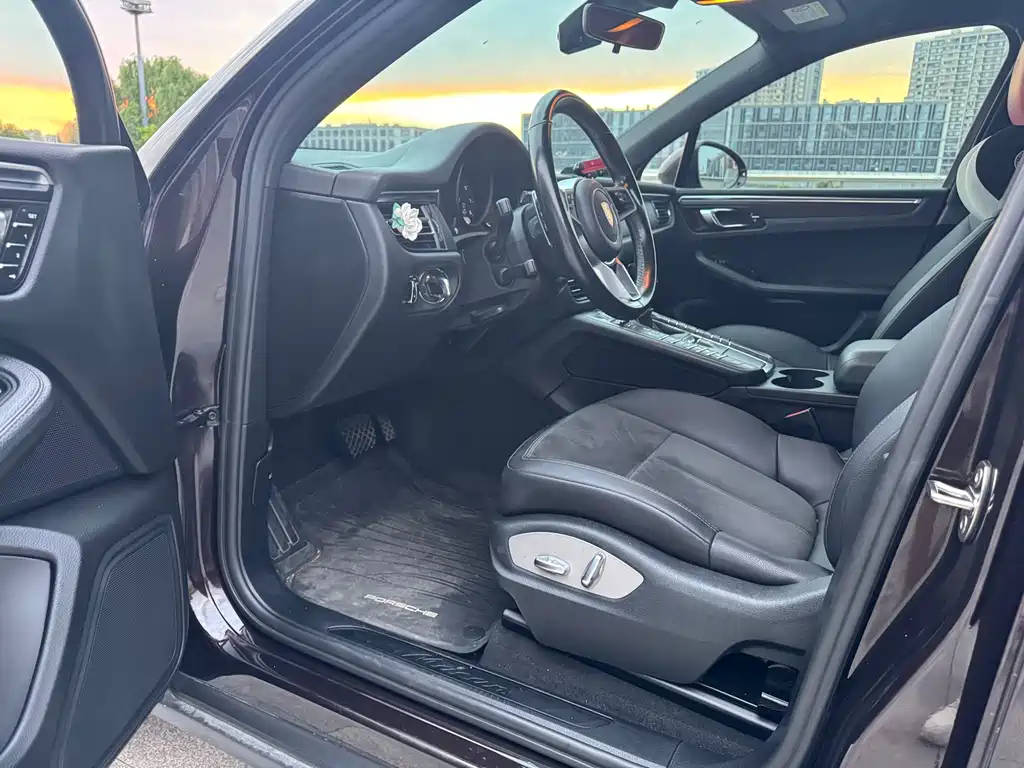 Porsche Macan — миниатюра 4