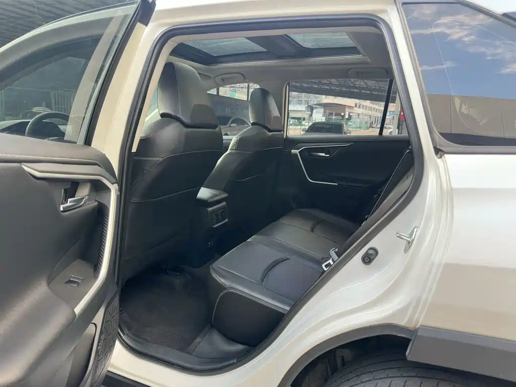 Toyota RAV4 — миниатюра 10
