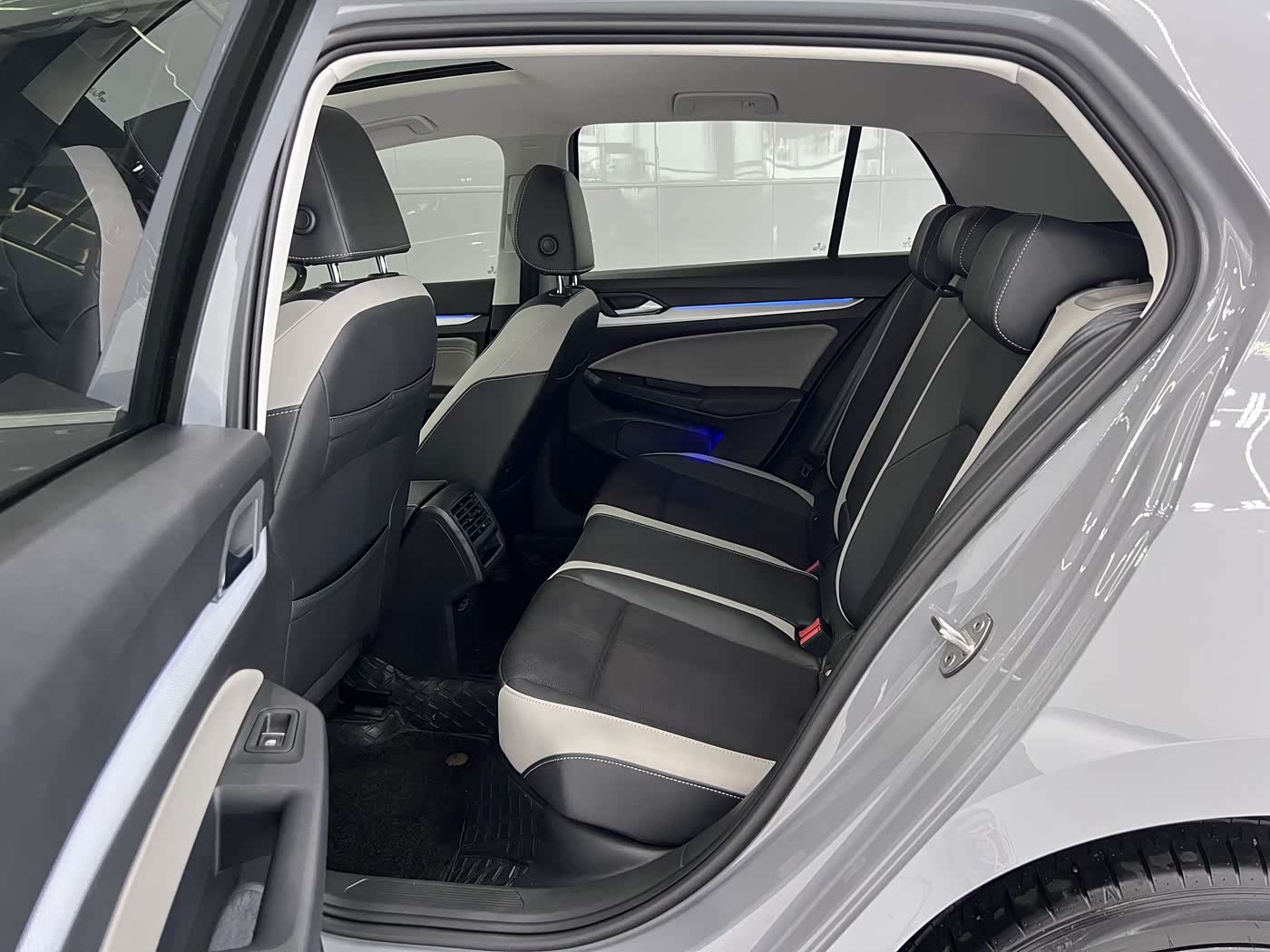 Volkswagen Golf 1.4 л 2024 г. Серебристо-серый, пробег 11000 км